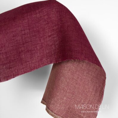 Tissu lin bordeaux avec fils de lurex en couleur d`or.