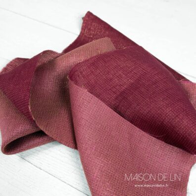Tissu lin bordeaux avec fils de lurex, double face.