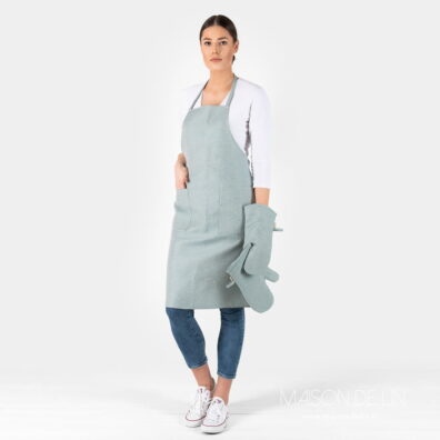 Tablier bleu clair de lin coton avec gants.