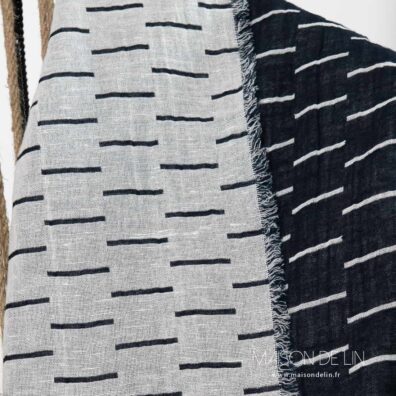 Plaid lin coton lavé double face noir et blanc en rayures courtes.