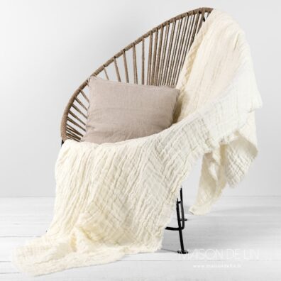 Plaid lin blanc crème avec franges 1.5cm. taille 165x220cm.