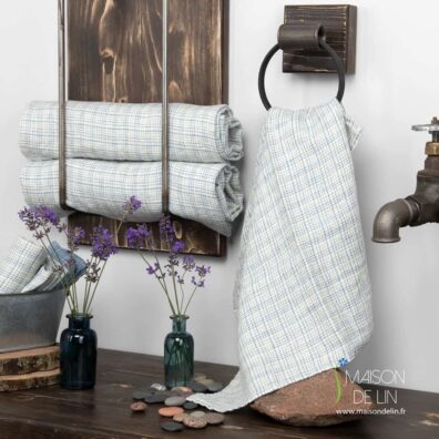 Drap de bain blanc cassé et bleu à carreaux bleu, lin lavé.