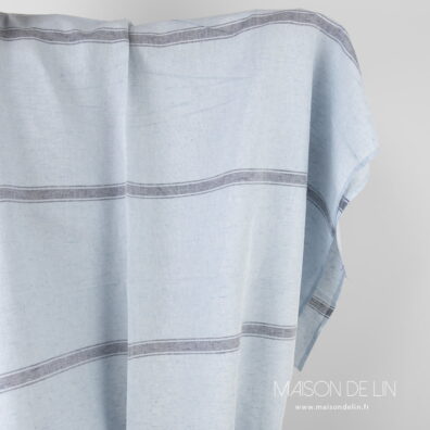 Tissu lin coton bleu clair en rayures verticales.