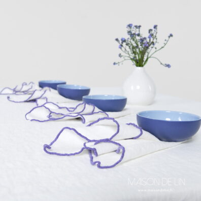 Nappe blanc cassé en couture decorative babylock violet.