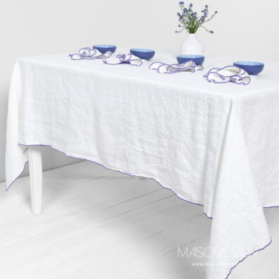 Nappe blanc cassé en couture decorative babylock violet.