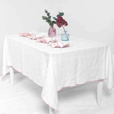 Nappe blanc cassé en lin.