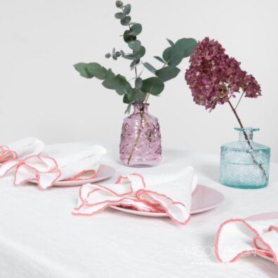 Nappe blanc cassé en lin avec babylock rose.