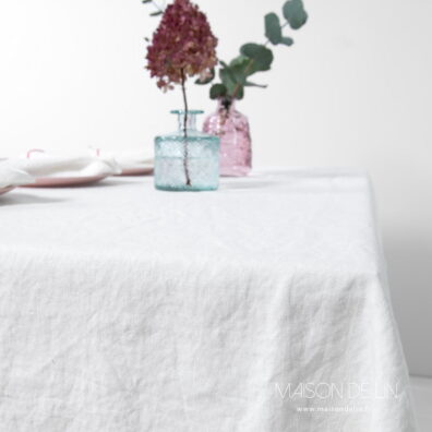 Nappe blanc cassé en lin avec couture decorative babylock rose.