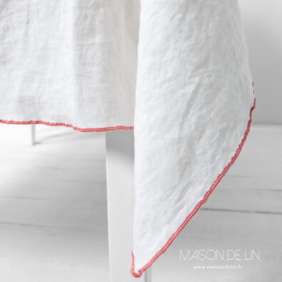 Nappe blanc cassé en lin avec couture decorative babylock rose.