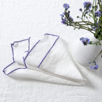 Serviette lin lavé en couleur blanc cassé en babylock violet.
