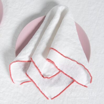 serviette lin blanc cassé lin lavé avec babylock couleur rose.