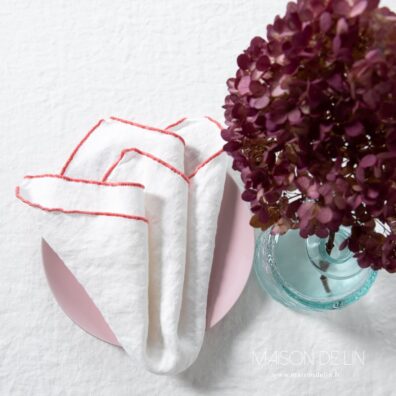 serviette lin blanc cassé lin lavé avec babylock couleur rose.