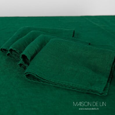 Serviette couleur verte, lin lave, ourlet simple.