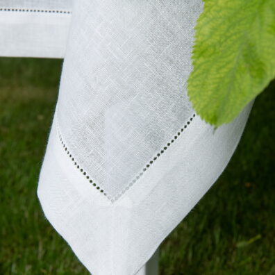 nappe lin en blanc cassé avec point ajoure