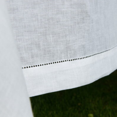 nappe lin en blanc cassé avec point ajoure bordure 4cm.